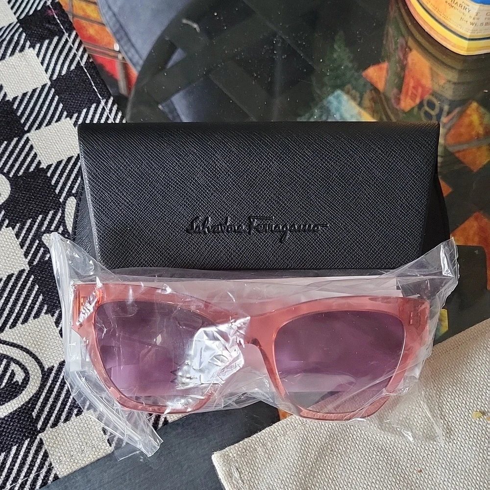 Salvatore Ferragamo rose color bagged gorgeous case paperwork new ✨️ ♥️
